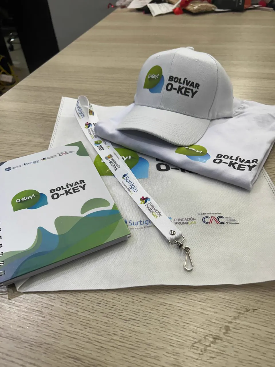 Kit corporativo Bolívar O-Key: gorra, libreta, lanyard y bolsa